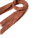 Bufanda marrón con estampado de rombos