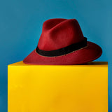 Sombrero Fedora con detalle de cadena - rojo